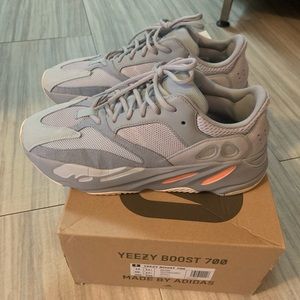 adidas Yeezy Boost 700 💯 Authentic